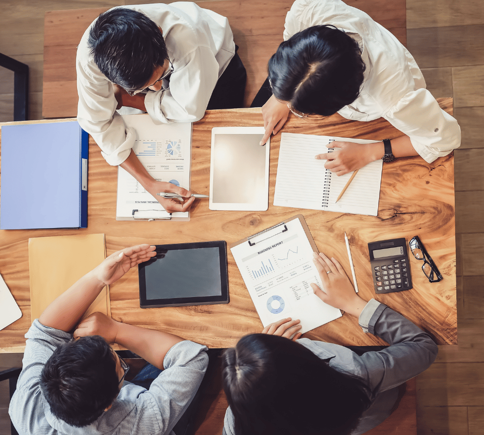 Profissional de contabilidade utilizando a plataforma InforGrafic para automação de marketing contábil e relacionamento com o cliente.